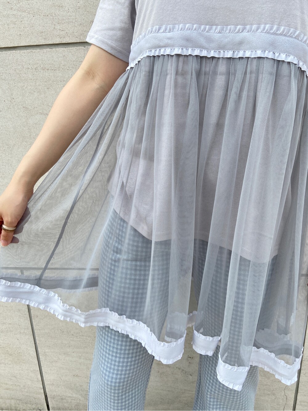 ブルー系のその他パンツ、グレー系のTシャツ/カットソーを着用したレディースの春コーディネートの5枚目の写真