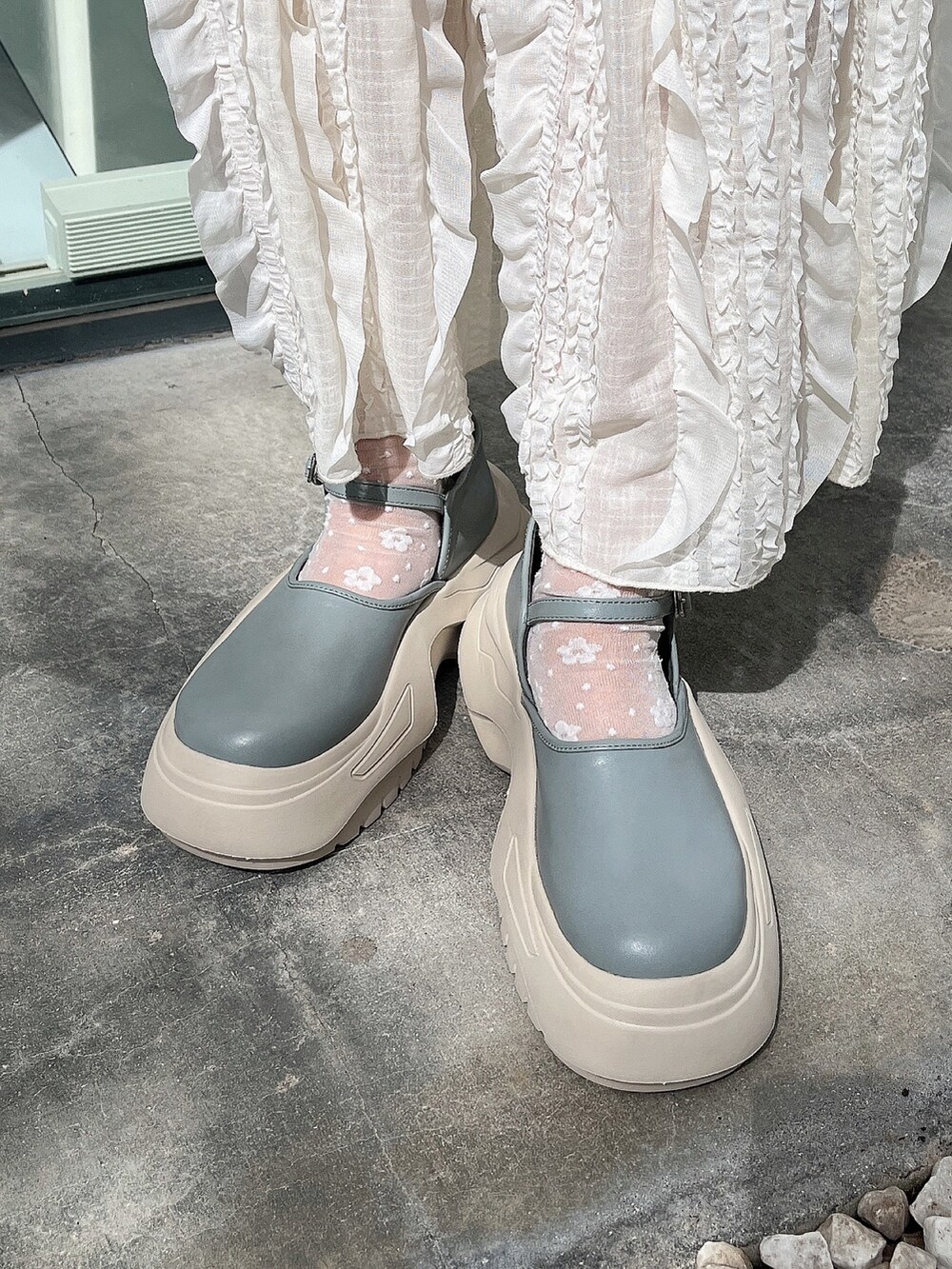 ブルー系のシャツ/ブラウス、ホワイト系のスウェット、ホワイト系のスカートを着用したレディースの秋コーディネートの6枚目の写真