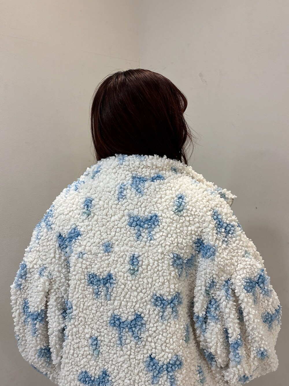ブルー系のブルゾン、ホワイト系のTシャツ/カットソー、ブルー系のワンピースを着用したレディースの冬コーディネートの5枚目の写真