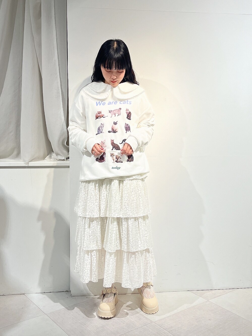 ホワイト系のシャツ/ブラウス、ホワイト系のスウェット、パープル系のブルゾンを着用したレディースの冬コーディネートの4枚目の写真