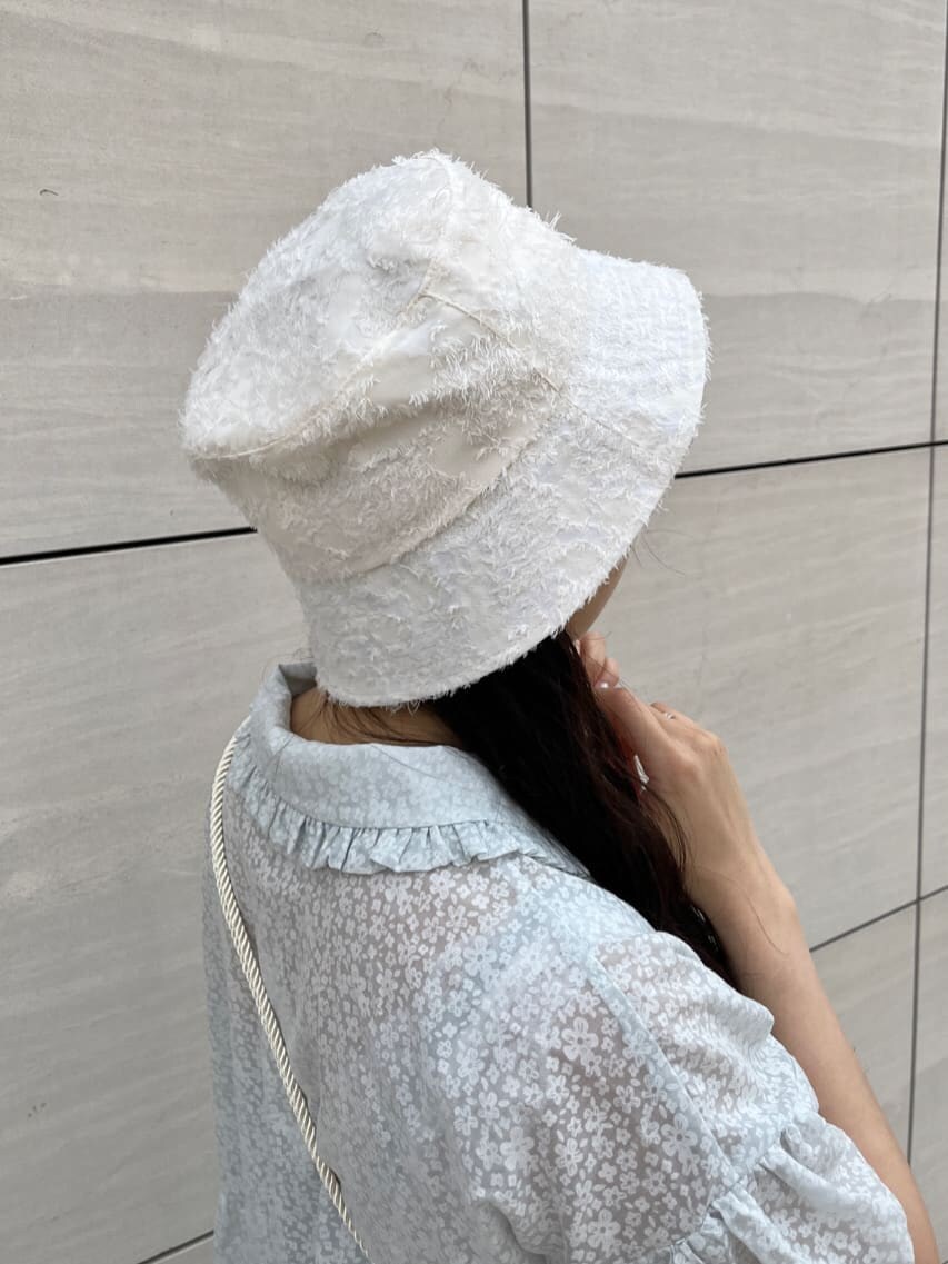 ブルー系のハンドバッグ、ホワイト系のサンダル、ブルー系のワンピースを着用したレディースの夏コーディネートの5枚目の写真