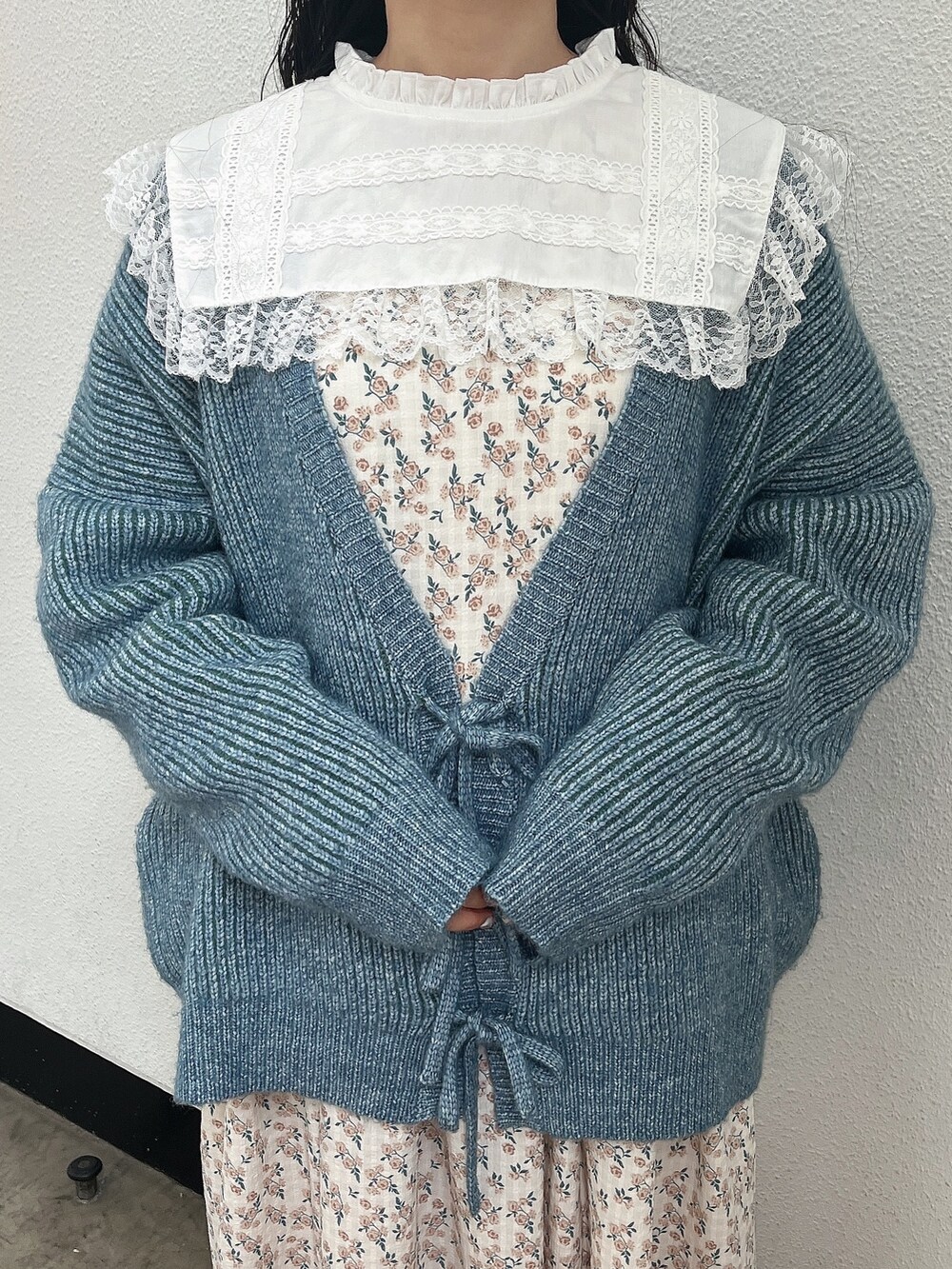 ホワイト系のワンピース、ブルー系のカーディガン/ボレロ、ホワイト系のスニーカーを着用したレディースの秋コーディネートの7枚目の写真