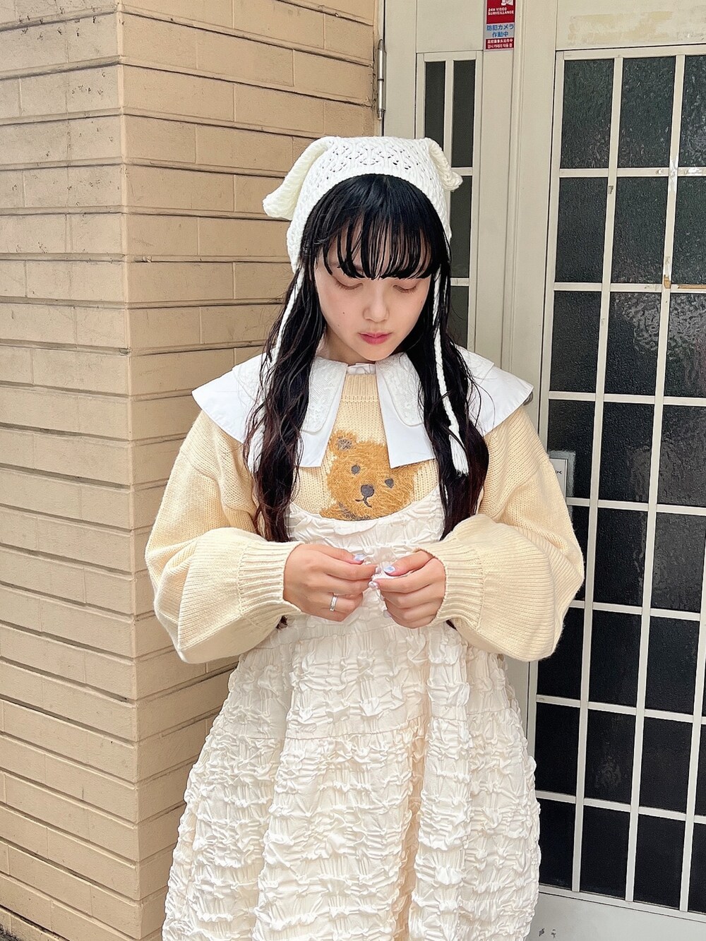 ホワイト系のシャツ/ブラウス、ホワイト系のニット/セーター、ホワイト系のワンピースを着用したレディースの秋コーディネートの5枚目の写真