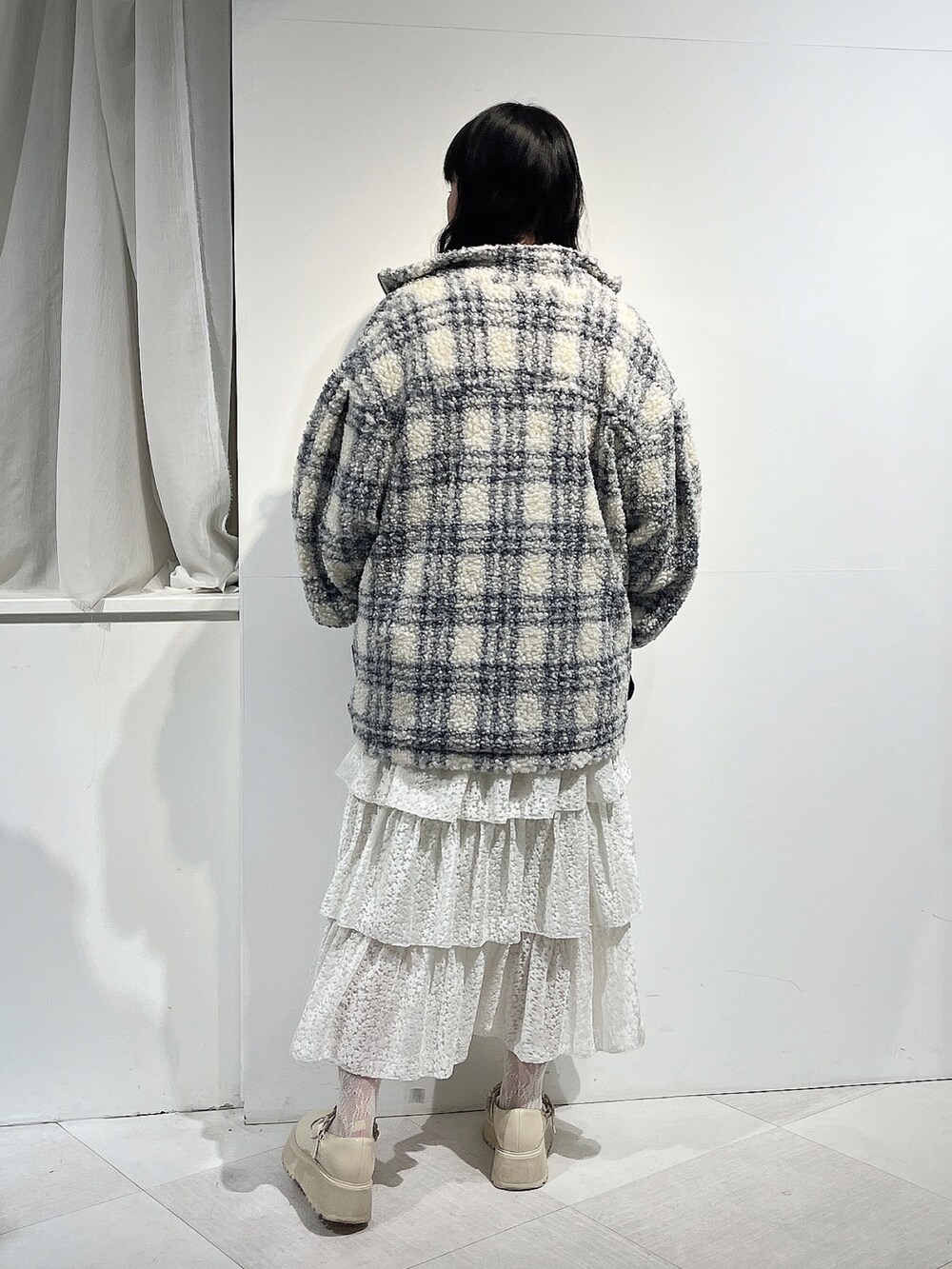 ホワイト系のシャツ/ブラウス、ホワイト系のスウェット、パープル系のブルゾンを着用したレディースの冬コーディネートの3枚目の写真