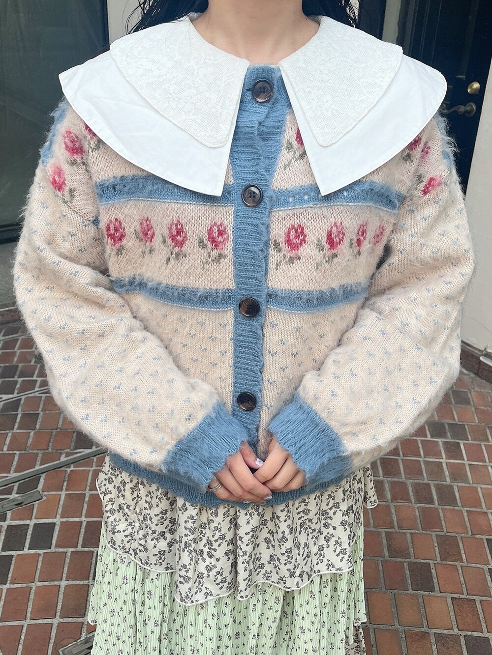 ホワイト系のシャツ/ブラウス、ブルー系のカーディガン/ボレロ、グリーン系のスカートを着用したレディースの冬コーディネートの6枚目の写真