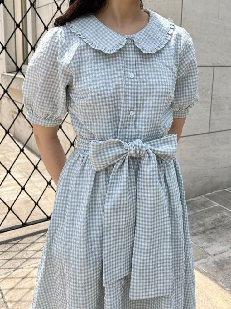 グリーン系のワンピース、ホワイト系のサンダル、ホワイト系のショルダーバッグを着用したレディースの春コーディネートの4枚目の写真