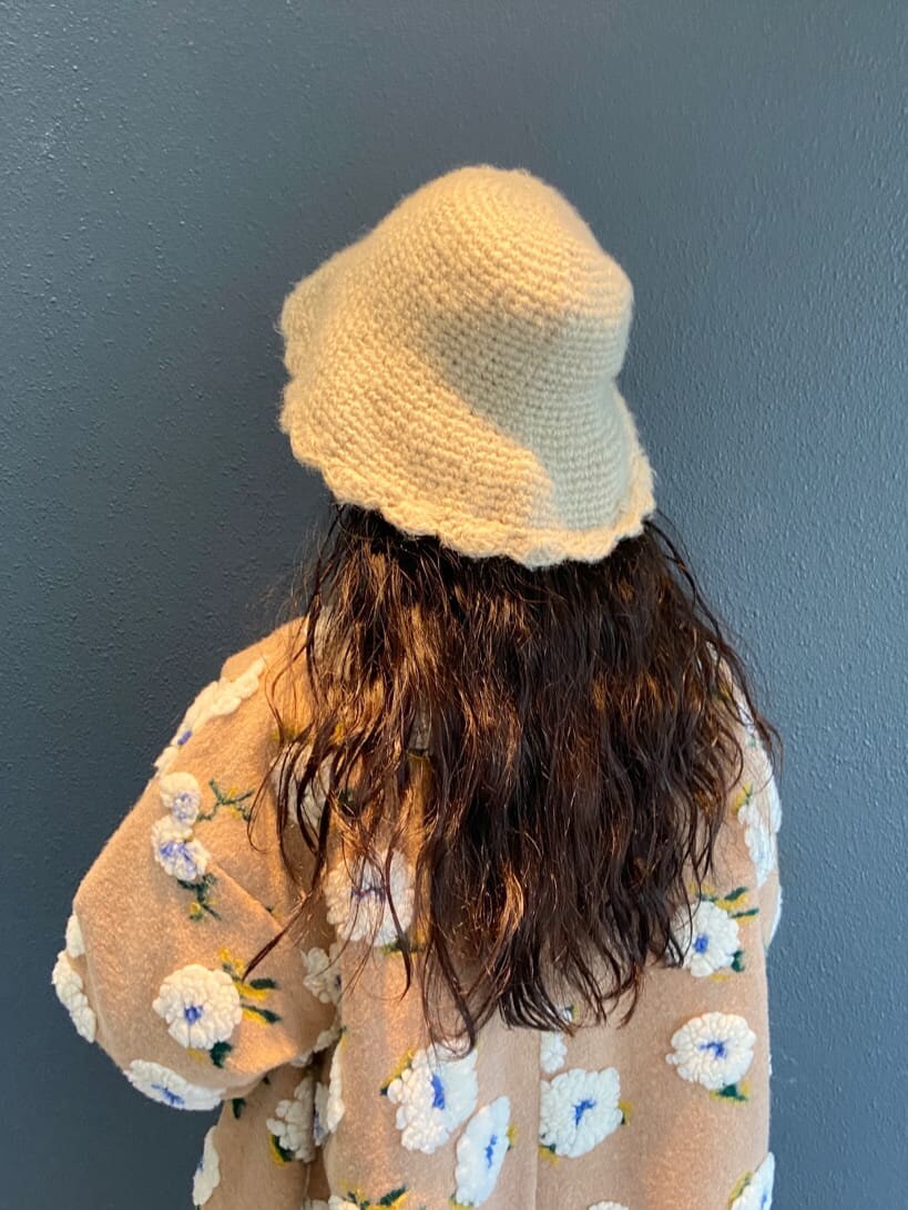 ベージュ系のその他アウター、ホワイト系のワンピース、ブラウン系のその他パンツを着用したレディースの秋コーディネートの7枚目の写真