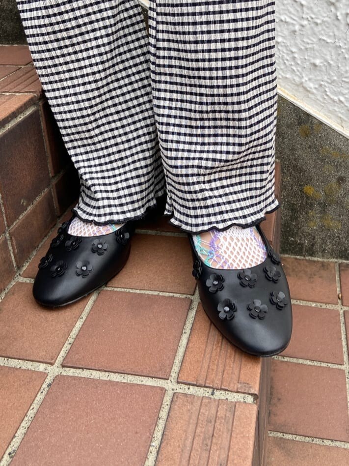 ホワイト系のハンドバッグ、ホワイト系のTシャツ/カットソー、ブラック系のその他パンツを着用したレディースの夏コーディネートの7枚目の写真