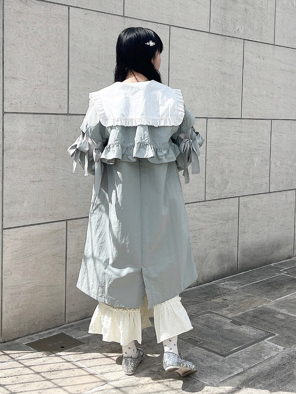 シルバー系のパンプス、ホワイト系のシャツ/ブラウス、ホワイト系のスカートを着用したレディースの春コーディネートの3枚目の写真