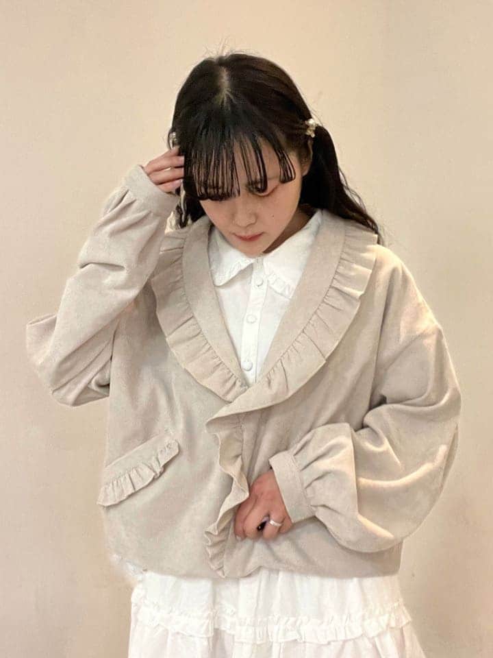 ベージュ系のその他アウター、ピンク系のその他シューズ、ピンク系のショルダーバッグを着用したレディースの春コーディネートの7枚目の写真