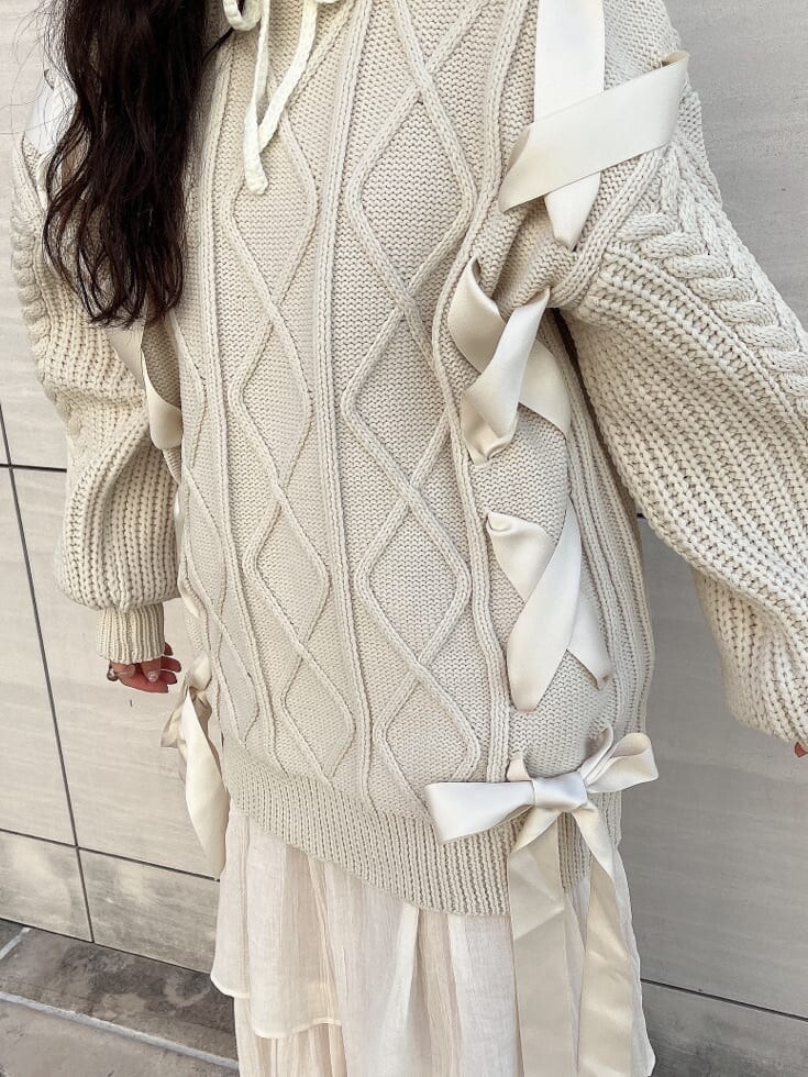 ホワイト系のニット/セーター、ホワイト系のワンピース、ホワイト系のブーツを着用したレディースの秋コーディネートの5枚目の写真