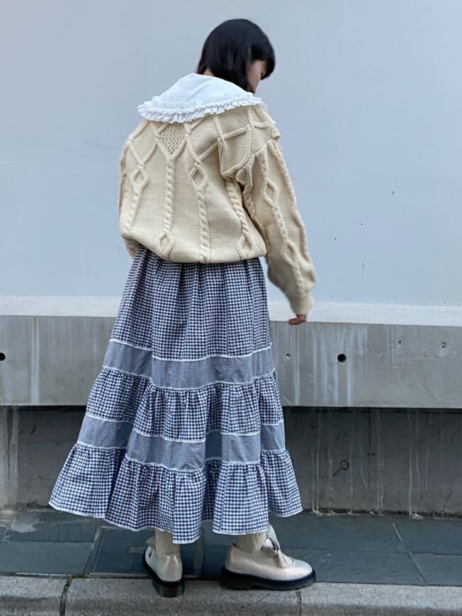 ホワイト系のパンプス、ホワイト系のシャツ/ブラウス、ブラック系のスカートを着用したレディースの冬コーディネートの3枚目の写真