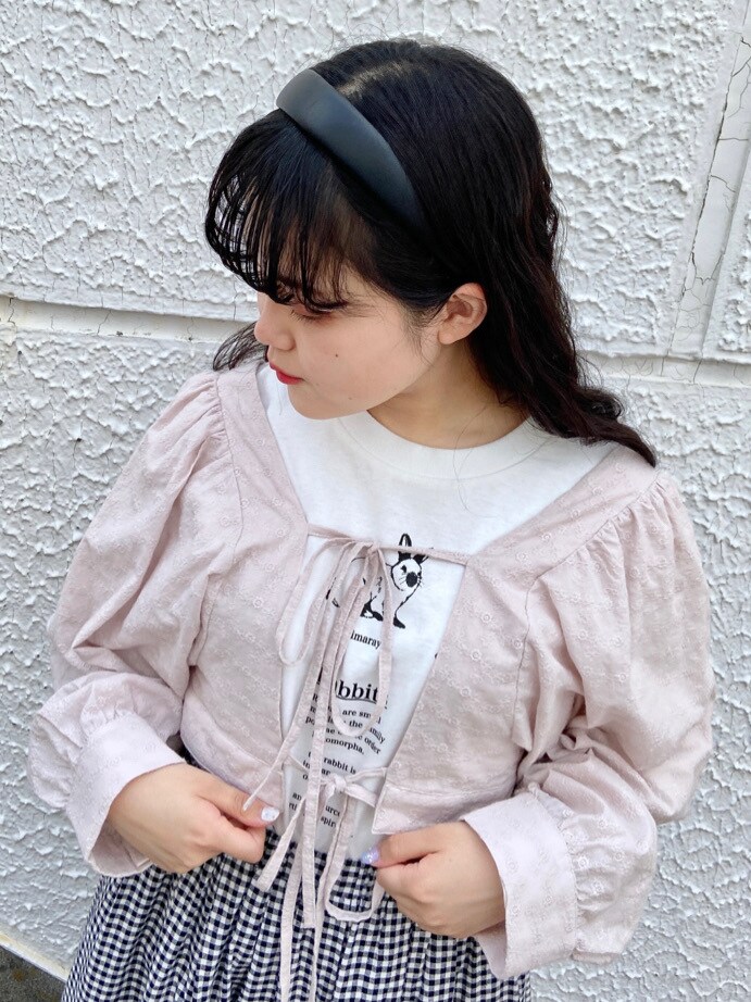 ホワイト系のその他シューズ、ブラック系のスカート、ホワイト系のTシャツ/カットソーを着用したレディースの春コーディネートの3枚目の写真