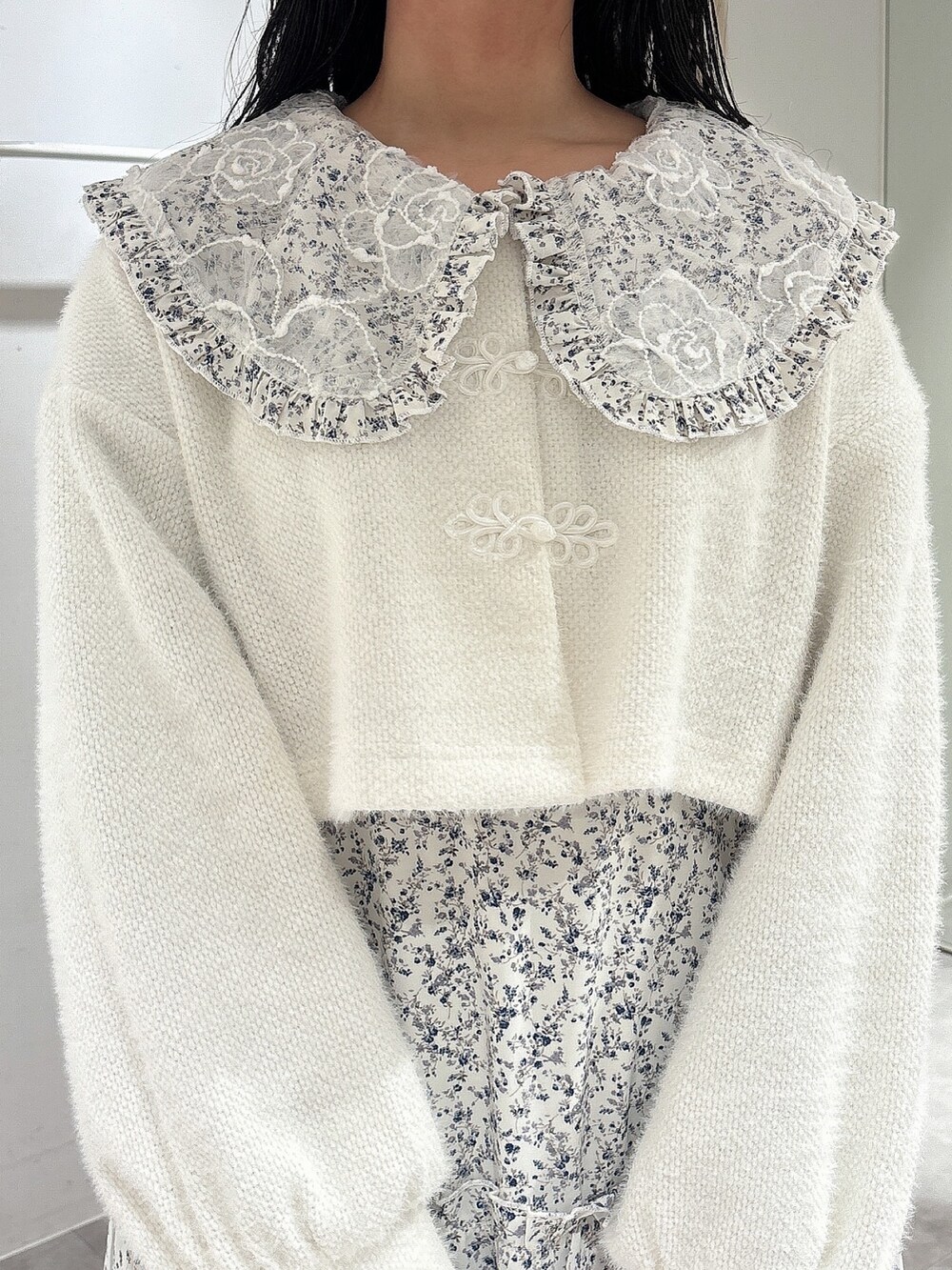 ホワイト系のカーディガン/ボレロ、ホワイト系のワンピース、ホワイト系のスニーカーを着用したレディースの秋コーディネートの8枚目の写真