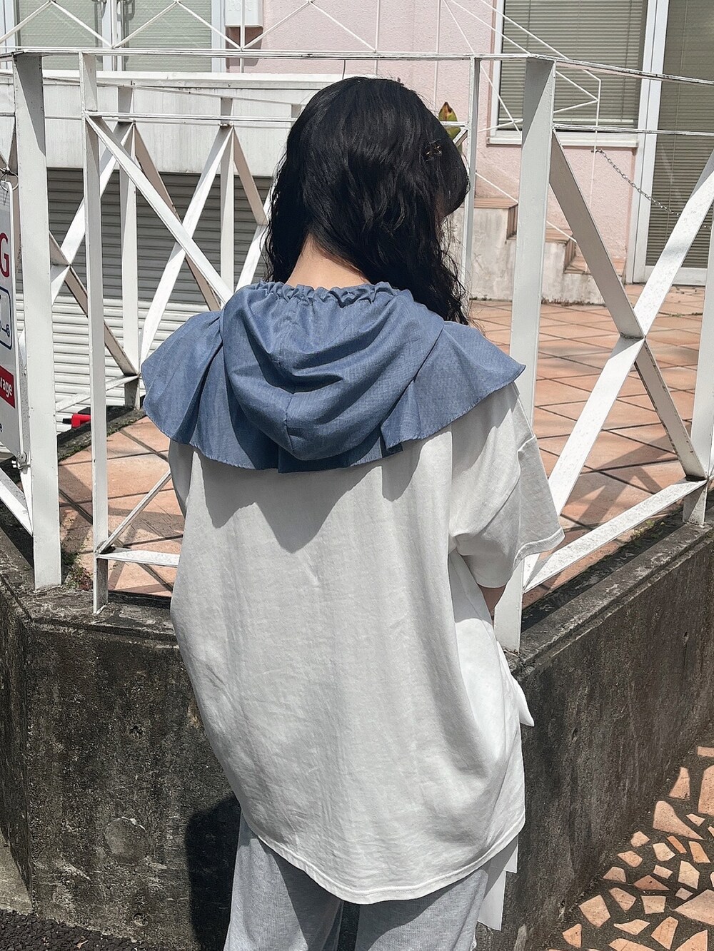 ホワイト系のサンダル、グレー系のその他パンツ、ホワイト系のTシャツ/カットソーを着用したレディースの春コーディネートの4枚目の写真