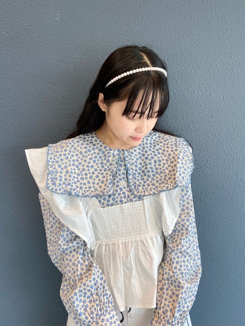 ホワイト系のTシャツ/カットソー、ブルー系のシャツ/ブラウス、ホワイト系のスカートを着用したレディースの夏コーディネートの4枚目の写真