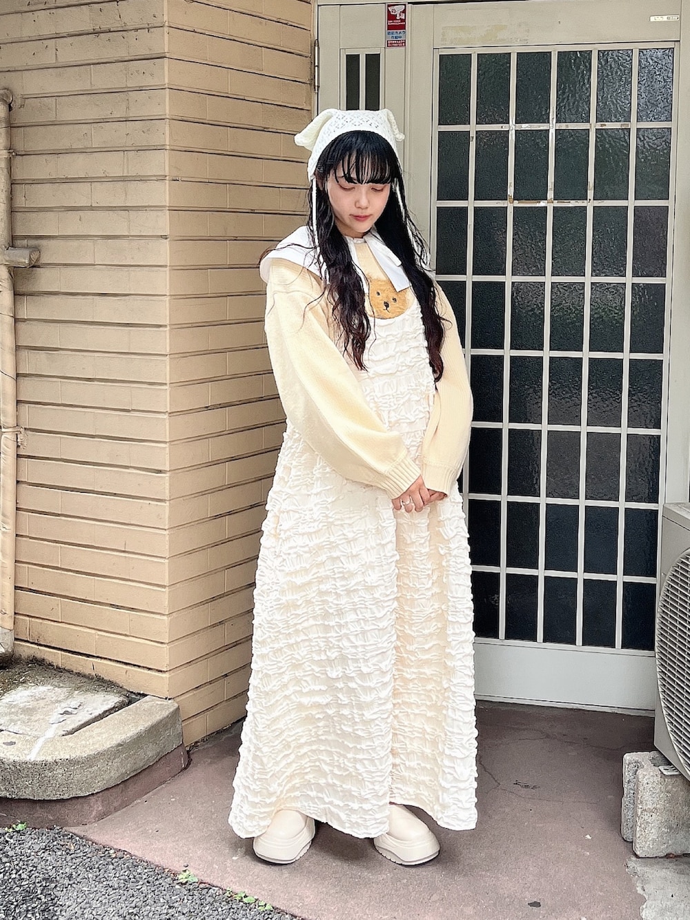 ホワイト系のシャツ/ブラウス、ホワイト系のニット/セーター、ホワイト系のワンピースを着用したレディースの秋コーディネートの2枚目の写真