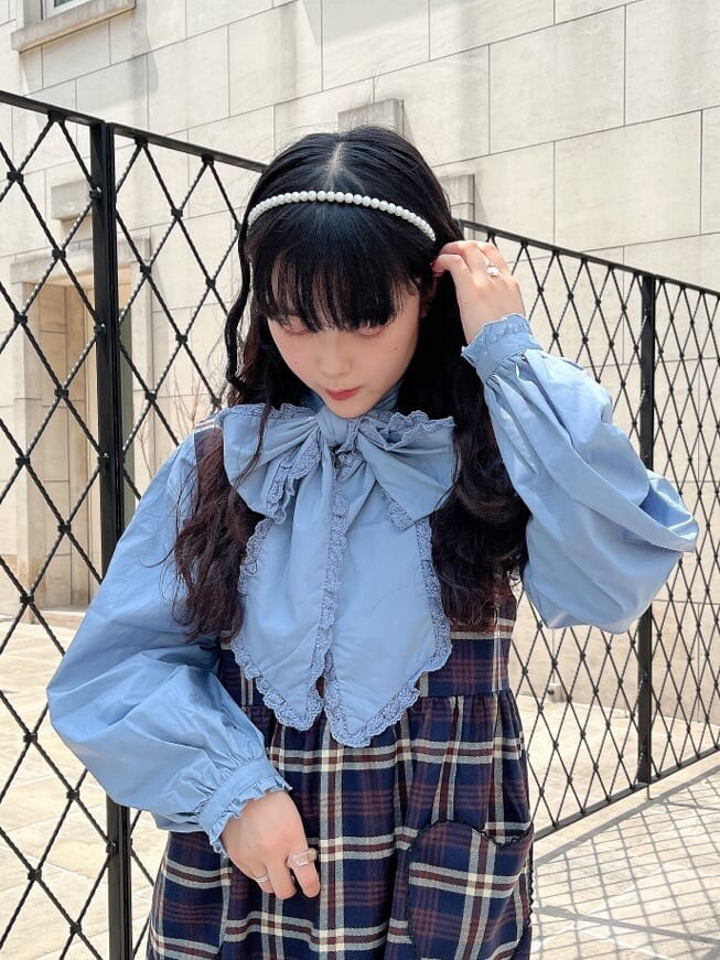 ブルー系のワンピース、ブルー系のシャツ/ブラウス、ホワイト系のサンダルを着用したレディースの夏コーディネートの3枚目の写真