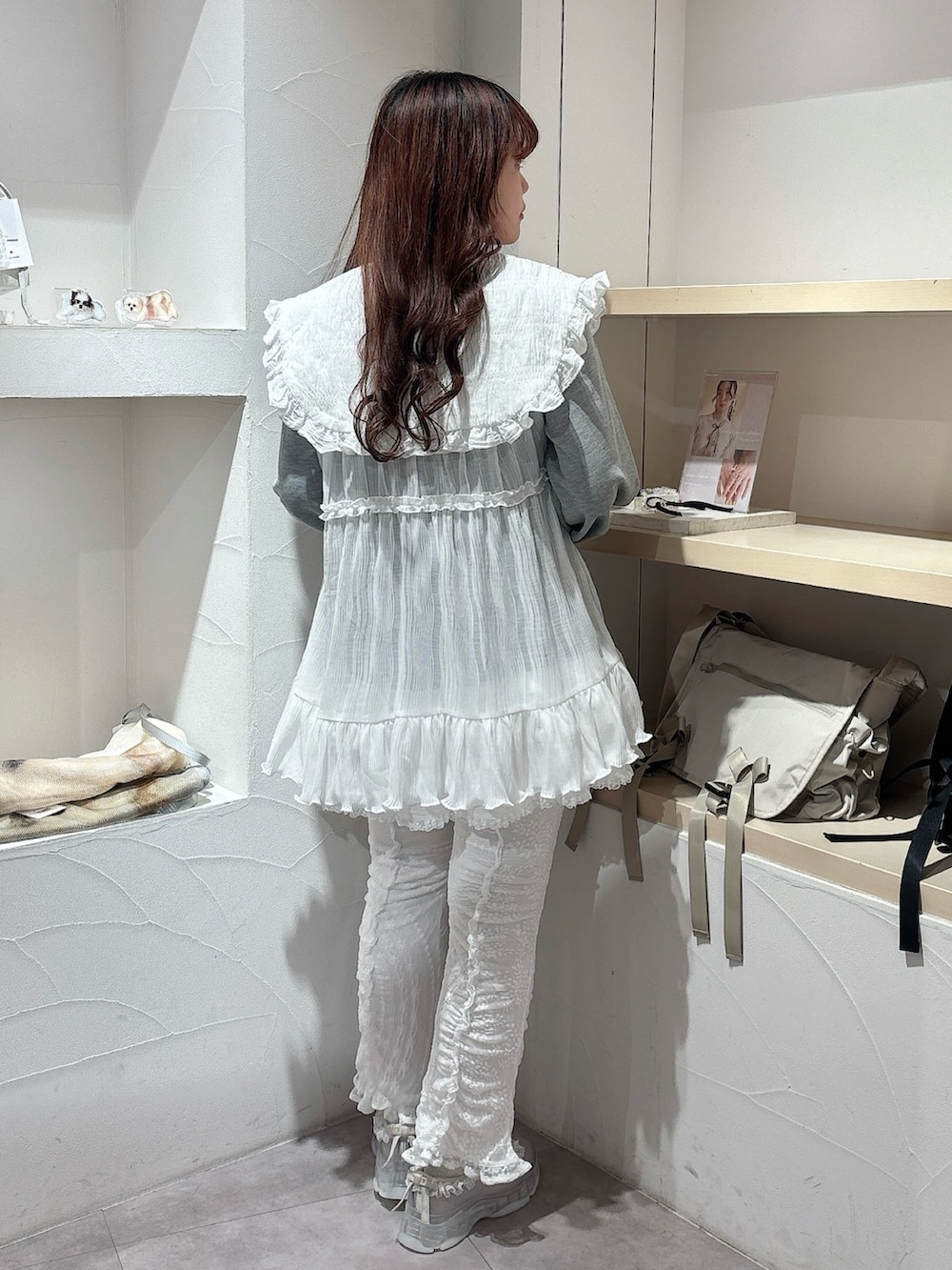 ホワイト系のチュニック、グレー系のワンピース、ホワイト系のその他パンツを着用したレディースの冬コーディネートの4枚目の写真