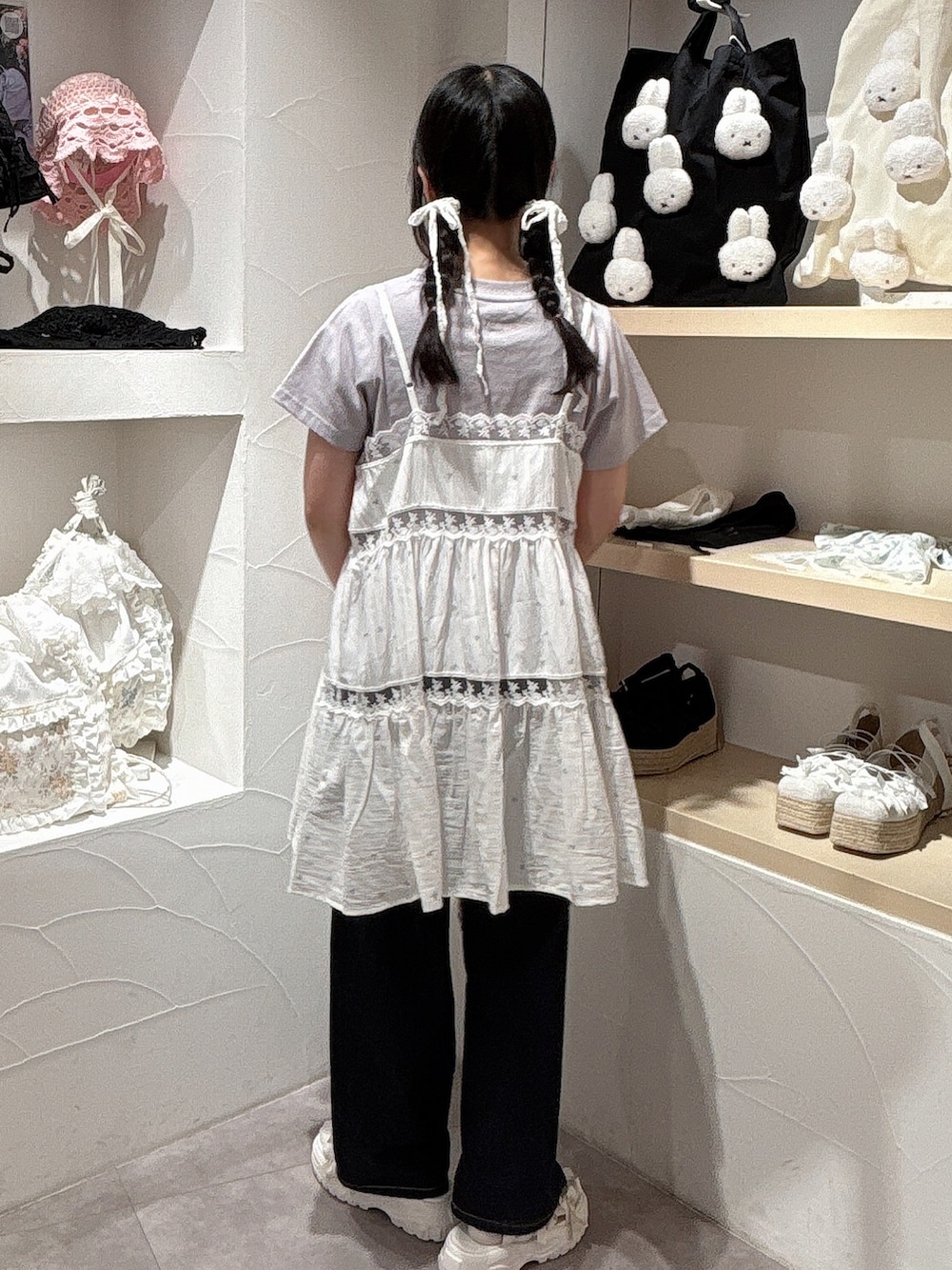 ブルー系のTシャツ/カットソー、ブルー系のキャミソール、ブルー系のデニムパンツを着用したレディースの春コーディネートの4枚目の写真