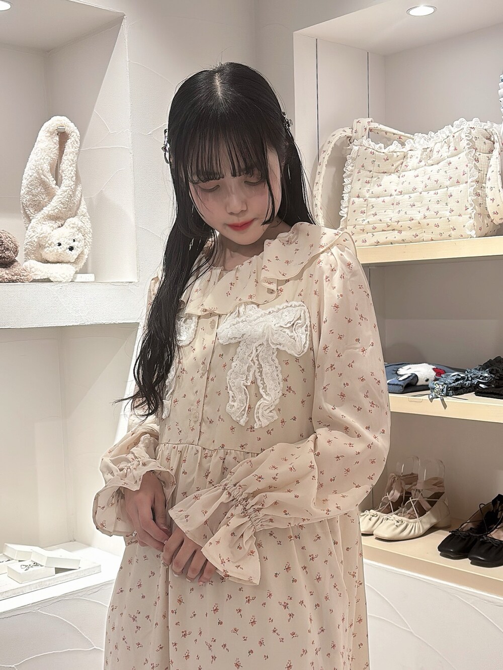 ホワイト系のワンピース、ホワイト系のスニーカー、シルバー系のバレッタ/ヘアクリップを着用したレディースの冬コーディネートの5枚目の写真