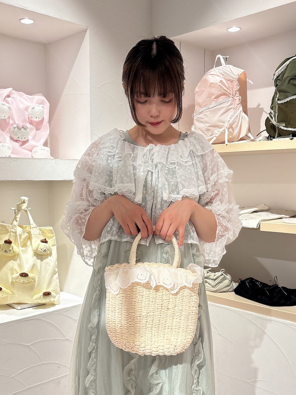 ホワイト系のカーディガン/ボレロ、ホワイト系のハンドバッグ、グリーン系のワンピースを着用したレディースの夏コーディネートの5枚目の写真