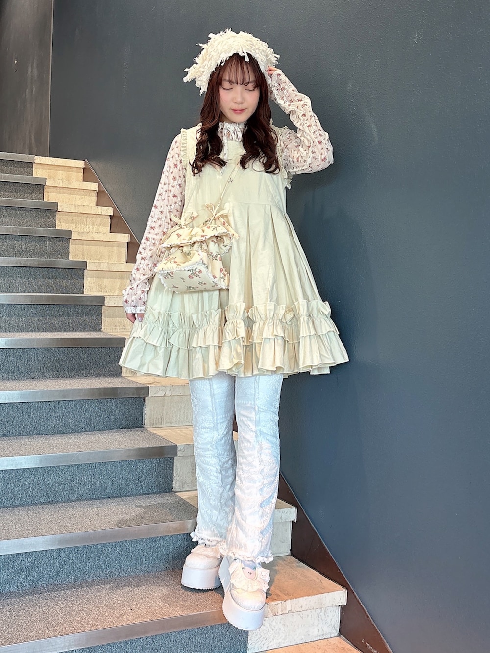 ホワイト系のTシャツ/カットソー、ホワイト系のショルダーバッグ、ホワイト系のワンピースを着用したレディースの冬コーディネートの2枚目の写真