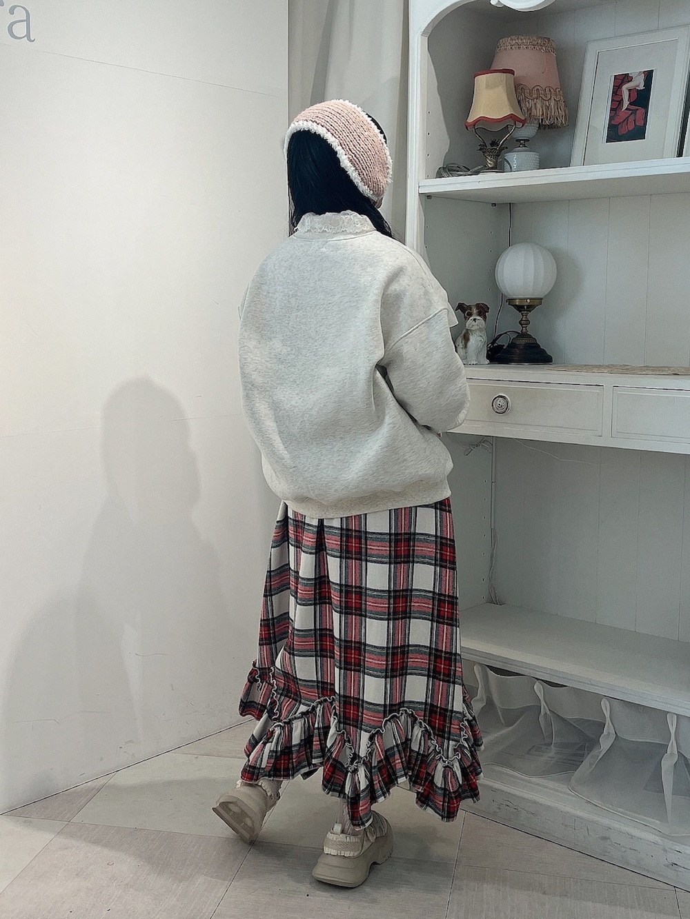 ホワイト系のスウェット、ホワイト系のニット/セーター、ホワイト系のスカートを着用したレディースの秋コーディネートの3枚目の写真