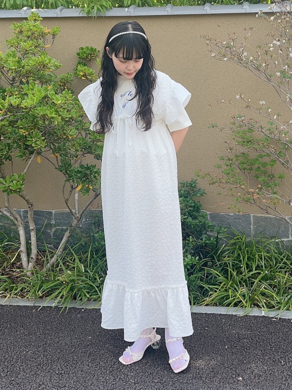 ホワイト系のパンプス、ホワイト系のワンピース、ホワイト系のTシャツ/カットソーを着用したレディースの夏コーディネートの2枚目の写真