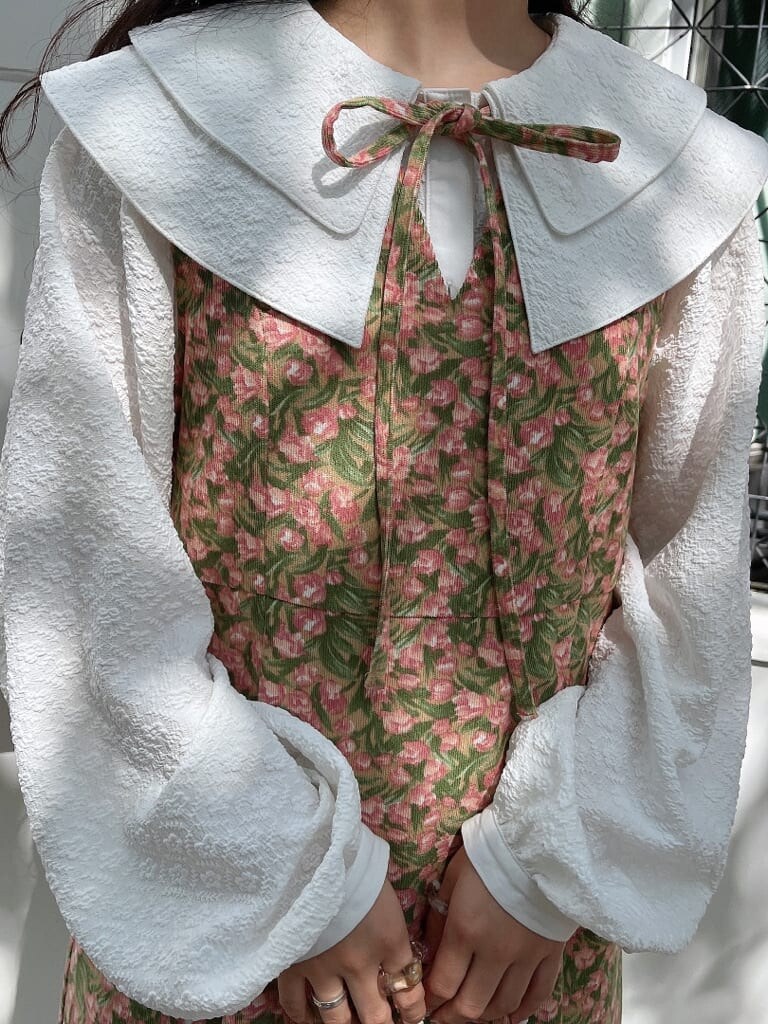 グリーン系のノーカラーコート、ベージュ系のパンプス、ホワイト系のシャツ/ブラウスを着用したレディースの秋コーディネートの5枚目の写真