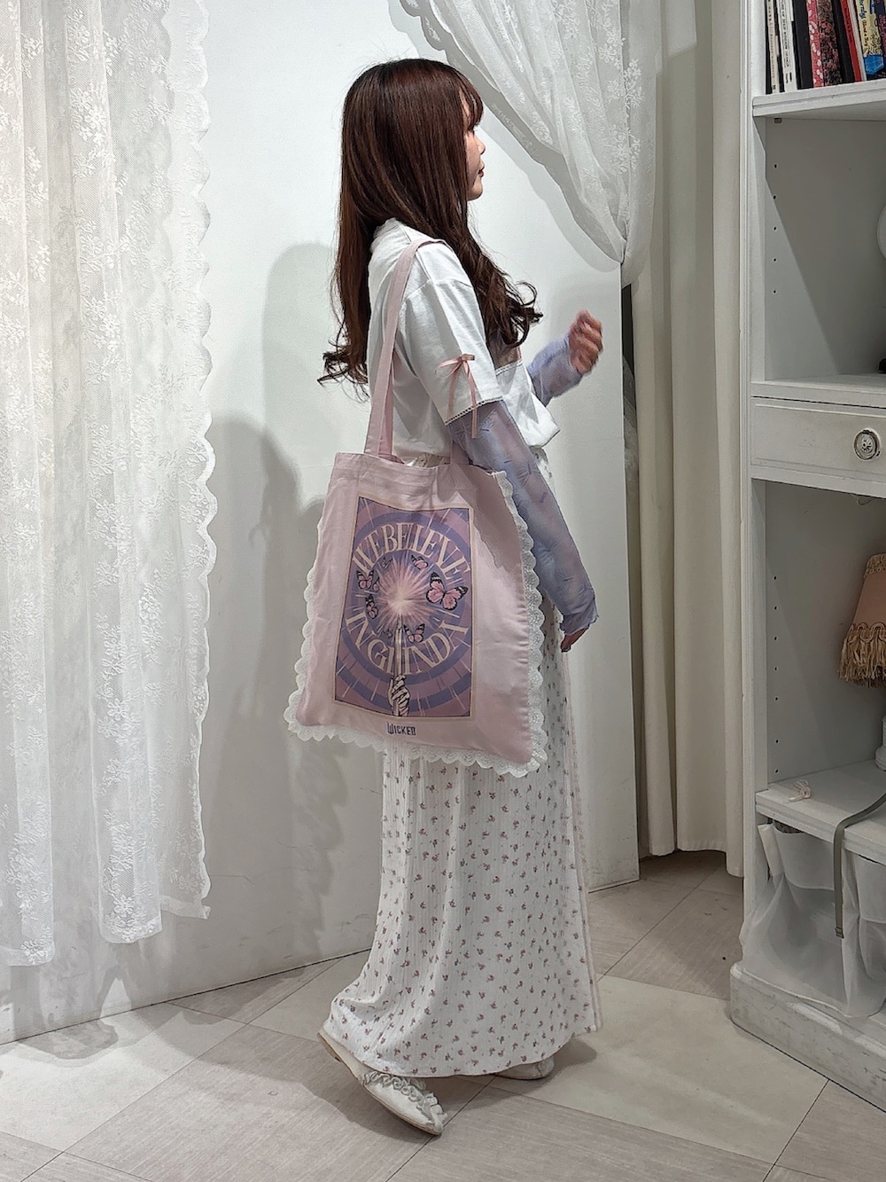 ホワイト系のTシャツ/カットソー、パープル系のTシャツ/カットソー、ピンク系のスカートを着用したレディースの春コーディネートの3枚目の写真