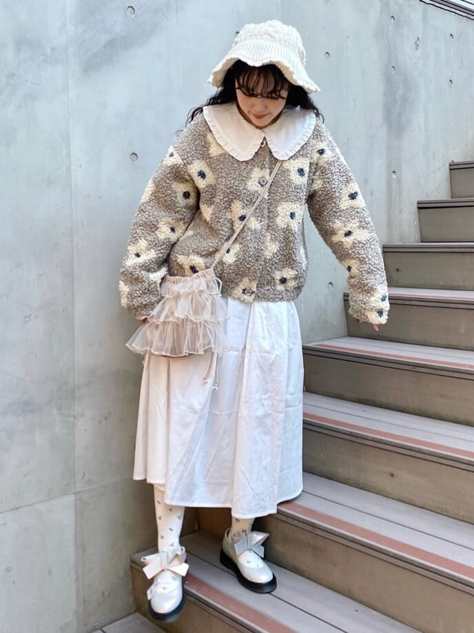 ホワイト系のパンプス、その他の福袋/福箱を着用したレディースの秋コーディネートの2枚目の写真