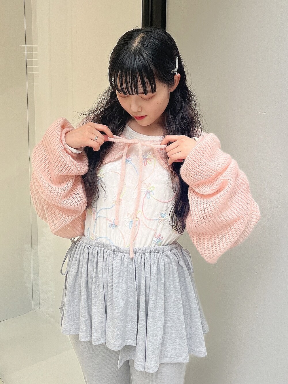 ピンク系のカーディガン/ボレロ、ホワイト系のTシャツ/カットソー、ホワイト系のスリッポンを着用したレディースの夏コーディネートの4枚目の写真