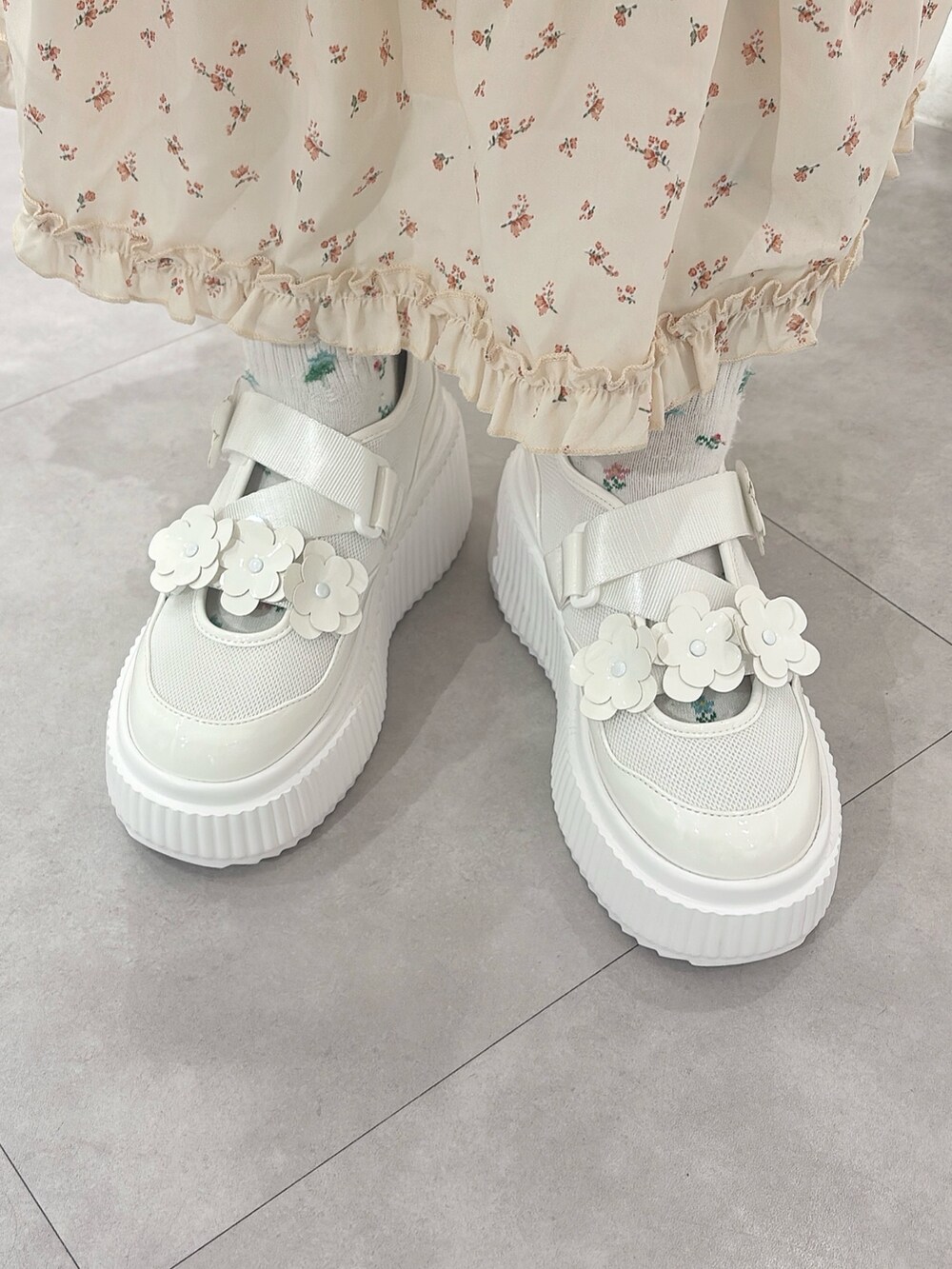 ホワイト系のワンピース、ホワイト系のスニーカー、シルバー系のバレッタ/ヘアクリップを着用したレディースの冬コーディネートの8枚目の写真