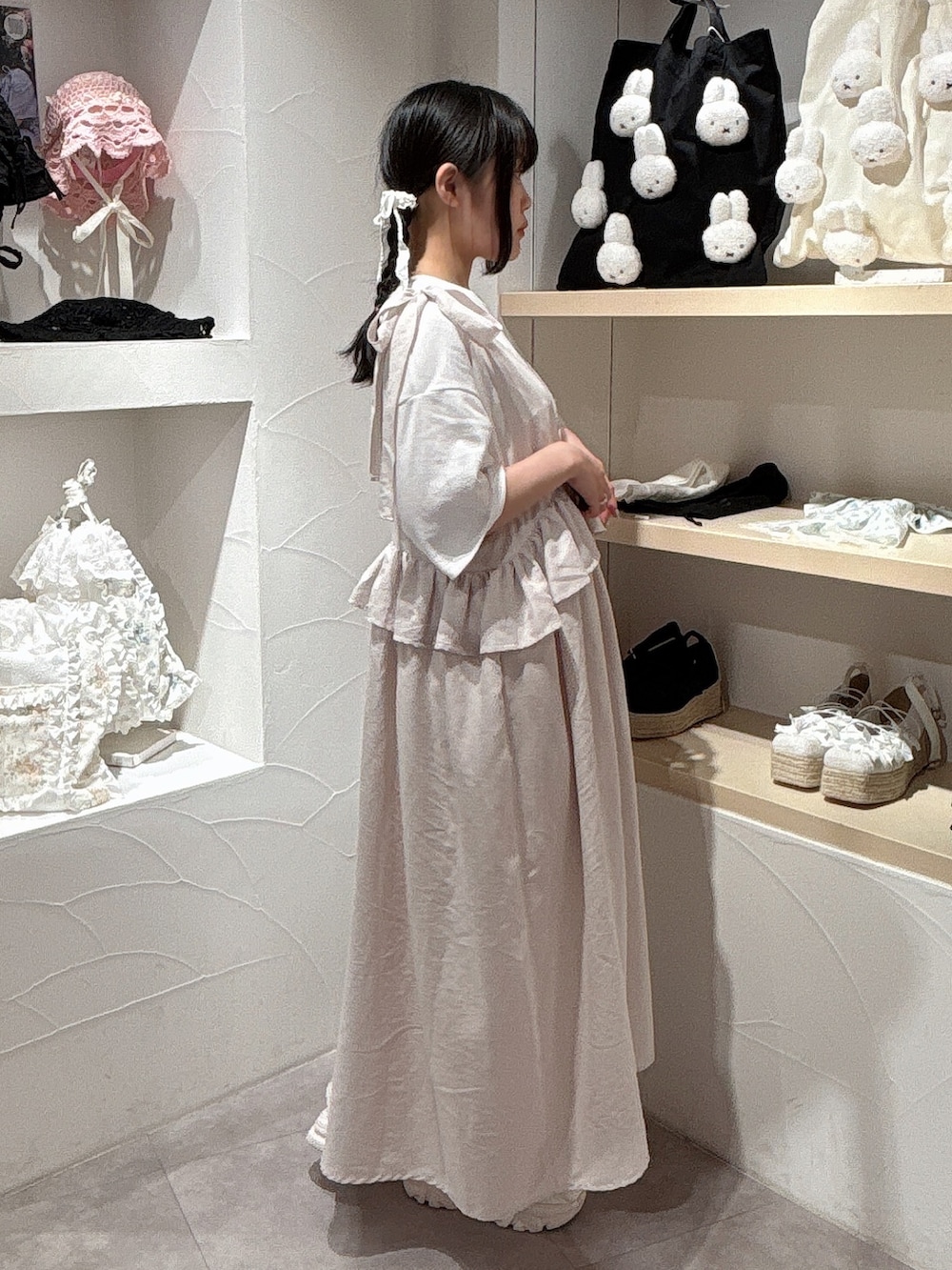 ホワイト系のTシャツ/カットソー、ホワイト系のワンピース、ホワイト系のスニーカーを着用したレディースの春コーディネートの4枚目の写真