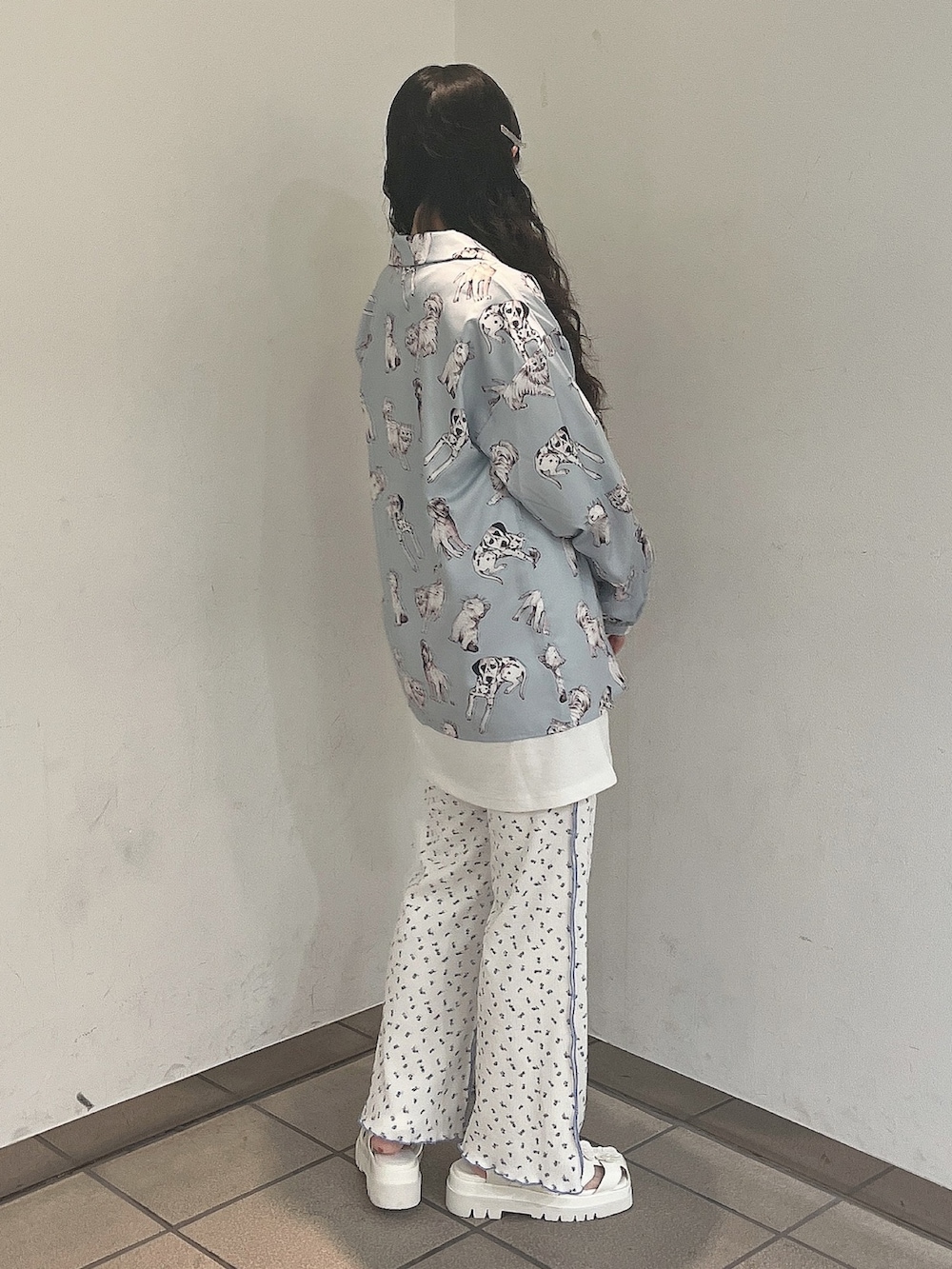 ホワイト系のTシャツ/カットソー、ブルー系のシャツ/ブラウス、ブルー系のその他パンツを着用したレディースの夏コーディネートの3枚目の写真