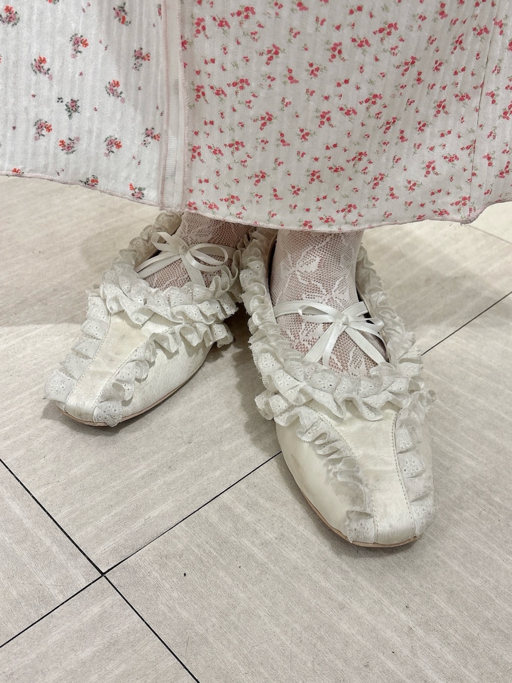 ホワイト系のTシャツ/カットソー、パープル系のTシャツ/カットソー、ピンク系のスカートを着用したレディースの春コーディネートの8枚目の写真