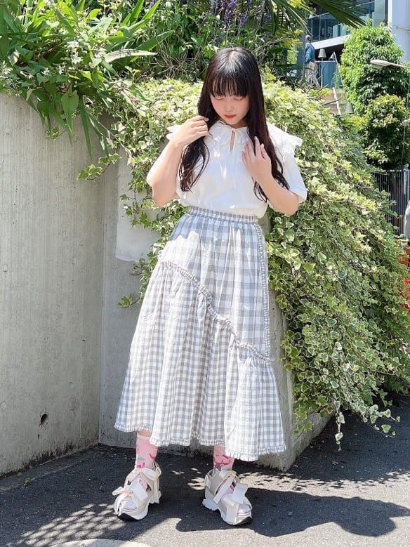 ホワイト系のサンダル、ブルー系のショルダーバッグ、ホワイト系のTシャツ/カットソーを着用したレディースの夏コーディネートの4枚目の写真