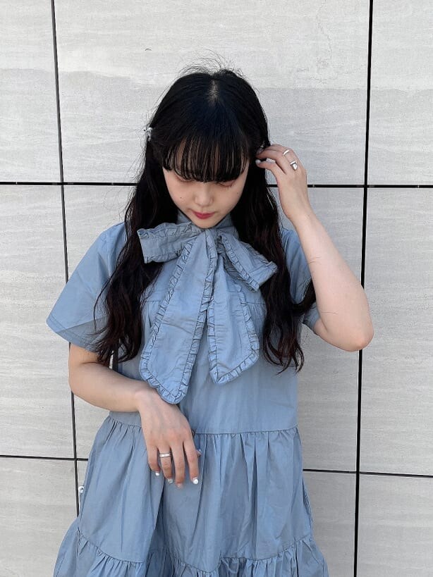 ホワイト系のスニーカー、ホワイト系のハンドバッグ、ブルー系のワンピースを着用したレディースの夏コーディネートの4枚目の写真