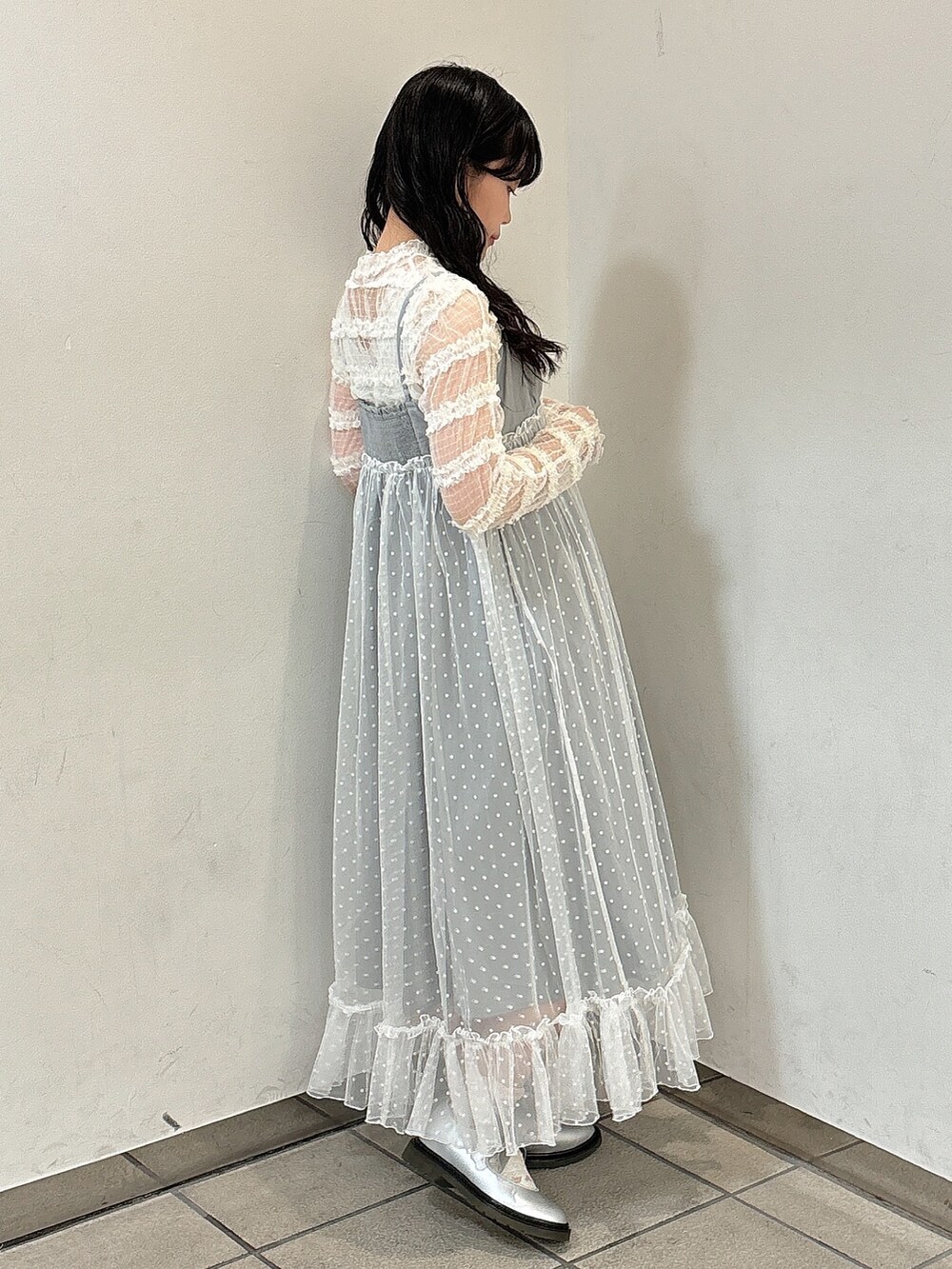 ホワイト系のTシャツ/カットソー、グレー系のワンピース、シルバー系のバレエシューズを着用したレディースの夏コーディネートの4枚目の写真