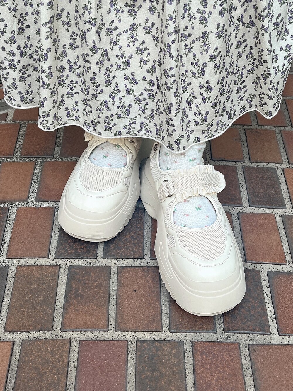 ホワイト系のシャツ/ブラウス、ブルー系のカーディガン/ボレロ、グリーン系のスカートを着用したレディースの冬コーディネートの7枚目の写真