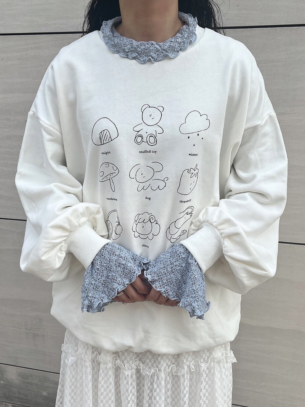 ホワイト系のスウェット、ブルー系のTシャツ/カットソー、ホワイト系のワンピースを着用したレディースの秋コーディネートの6枚目の写真