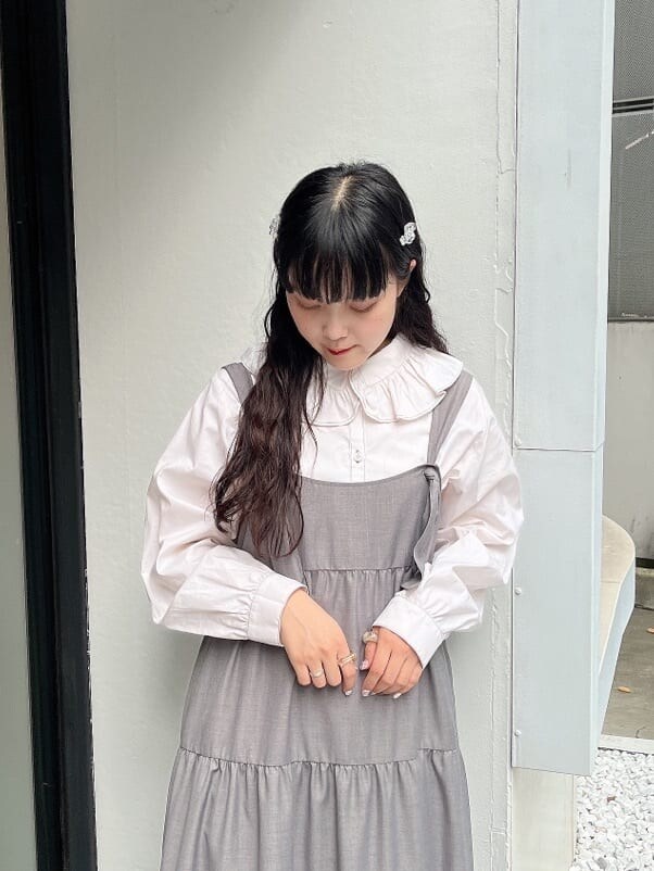 ホワイト系のシャツ/ブラウス、ホワイト系のモカシン/デッキシューズ、グレー系のワンピースを着用したレディースの秋コーディネートの3枚目の写真