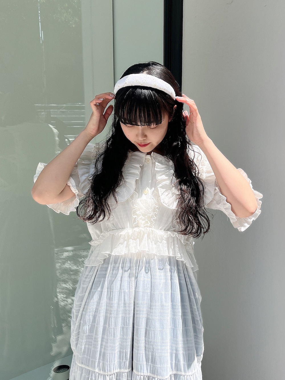 ホワイト系のシャツ/ブラウス、ブルー系のハンドバッグ、ホワイト系のワンピースを着用したレディースの夏コーディネートの4枚目の写真