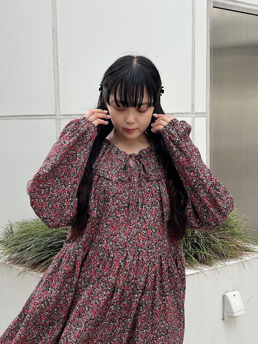 ピンク系のワンピース、ホワイト系のスニーカーを着用したレディースの秋コーディネートの5枚目の写真