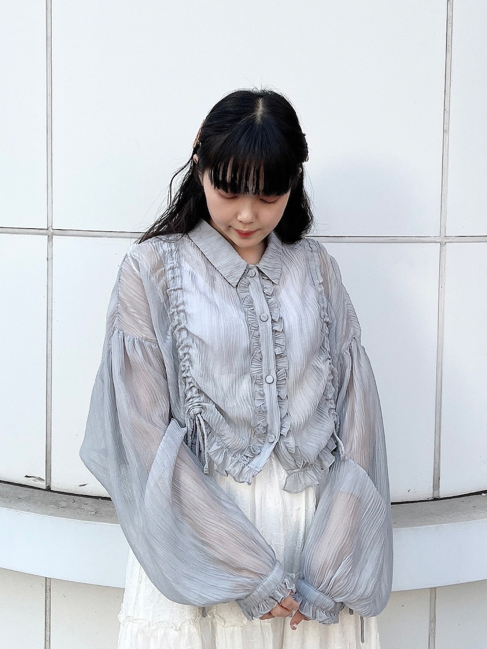 ブルー系のシャツ/ブラウス、ホワイト系のワンピース、ベージュ系のパンプスを着用したレディースの春コーディネートの4枚目の写真