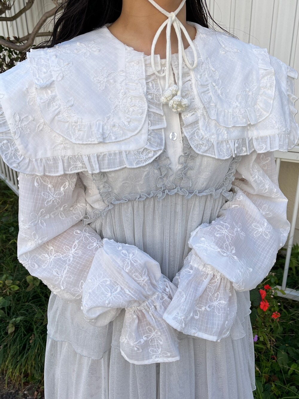 ホワイト系のシャツ/ブラウス、ブルー系のワンピース、パープル系のスカートを着用したレディースの冬コーディネートの8枚目の写真