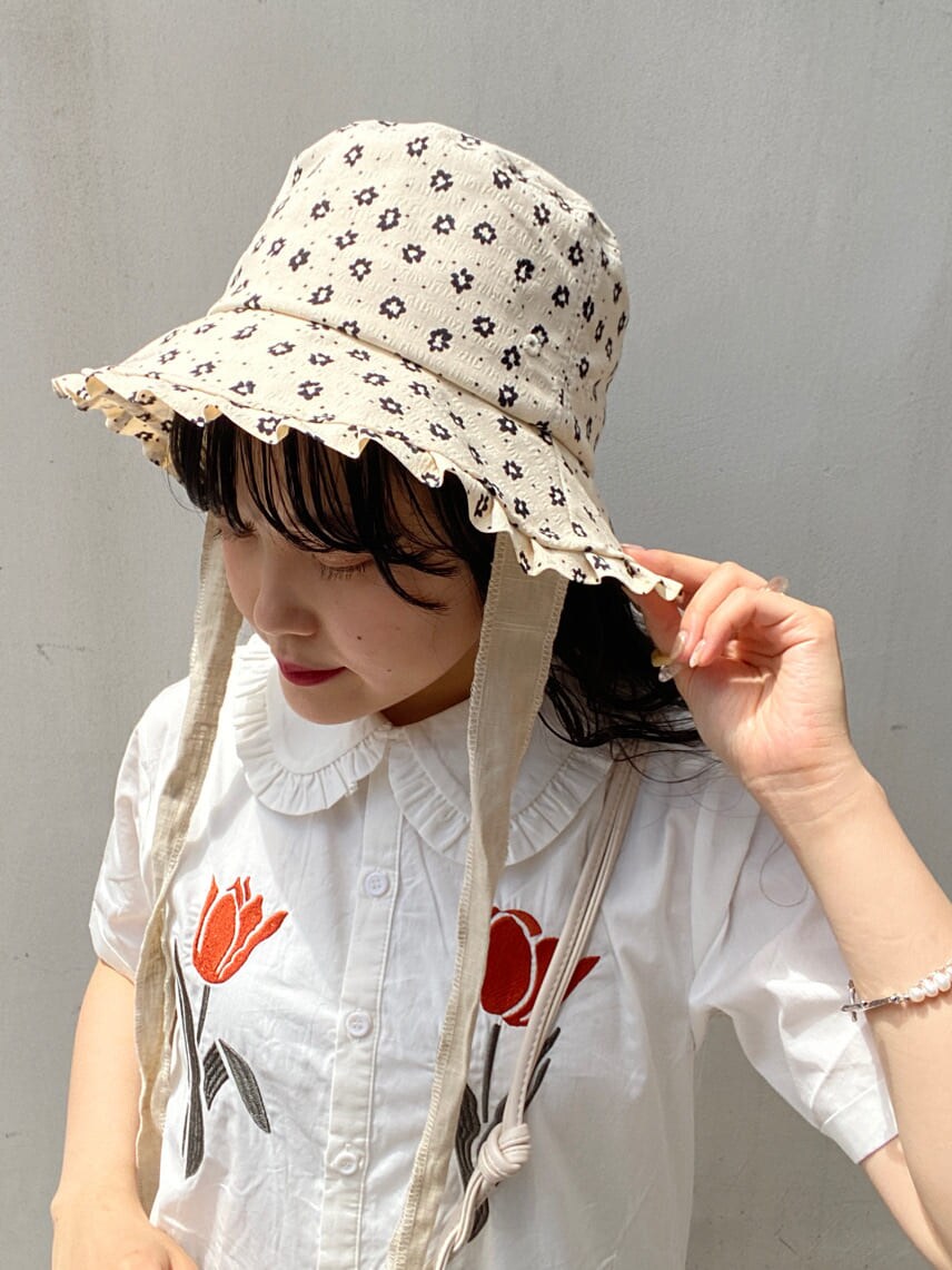 ホワイト系のその他パンツ、ホワイト系のワンピース、ホワイト系のパンプスを着用したレディースの夏コーディネートの3枚目の写真