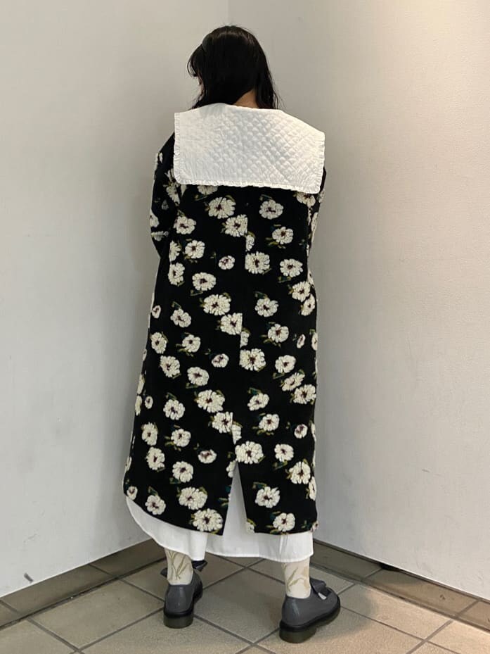 ブラック系のその他アウター、ホワイト系のワンピース、グレー系のパンプスを着用したレディースの秋コーディネートの2枚目の写真