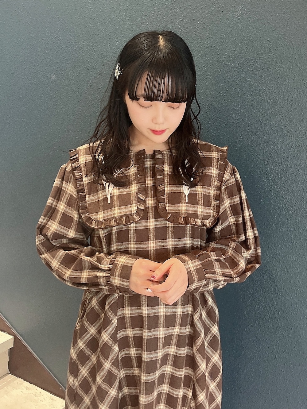 ブラウン系のワンピース、ホワイト系のスニーカーを着用したレディースの冬コーディネートの3枚目の写真